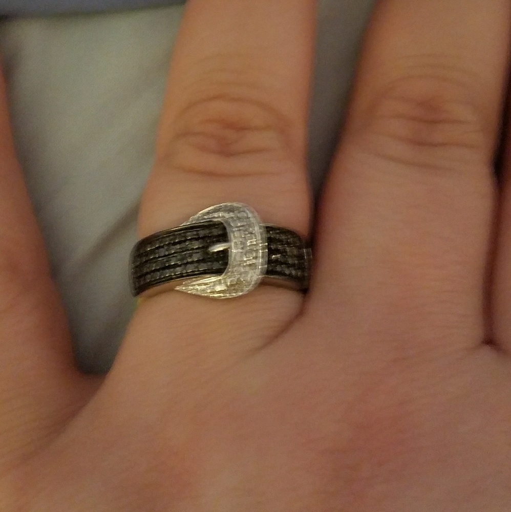 Buckle Band in Black and White
